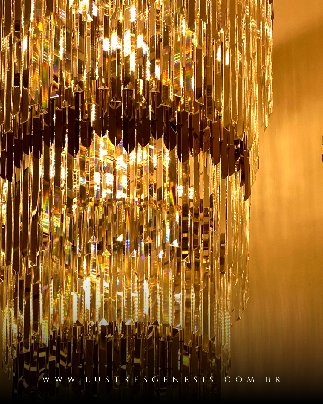 Lustre de Cristal Berlim Dourado com cristais transparentes em ambiente interno. Lustres Gênesis loja online de Lustres e Iluminação Decorativa